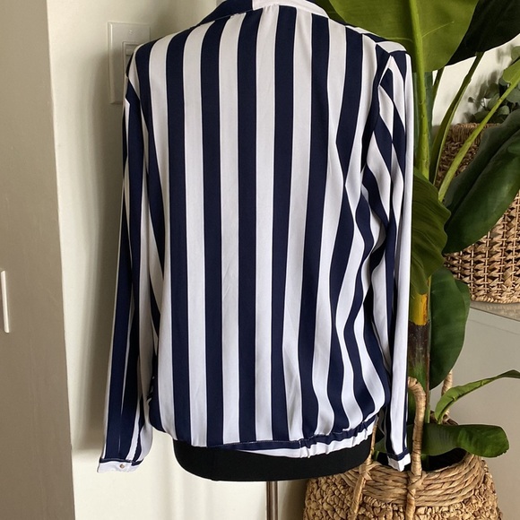 EUC Mohito Deep V-neck Plunge Blouse - Picture 4 of 5